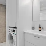Amazing 2br W Balcony In The Heart Of