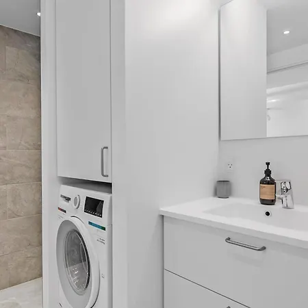 Amazing 2br W Balcony In The Heart Of
